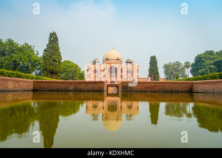 Delhi, Indien - 19. September 2017: Schöne künstliche Springbrunnen mit einem Mogul König humayun Grabmal im Wasser spiegelt, in Neu-Delhi, Indien Stockfoto