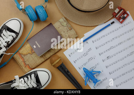 Oben auf das Zubehör zu Reisen und Musik blatt Konzept Hintergrund. Musik Hinweis und Elemente für Reisende und Erwachsen oder jugendlich. Differenz Objekte auf m Stockfoto