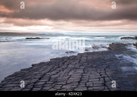 Atlantik Wellen auf die Felsen in downpatrick Kopf, Co.Mayo Stockfoto