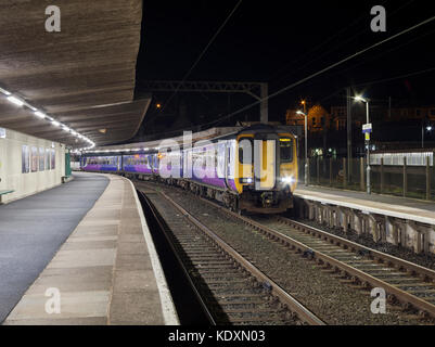2 Arriva Northern Rail Class 156 Sprinter Züge in Carnforth Station mit dem 2143 Barrow In Furness - Preston Stockfoto