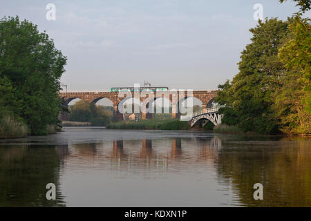 Arriva Trains Wales Klasse 150 Sprinter zug Kreuze Dutton Viadukt (Weaver Navigation, Nördlich von Norwich, Cheshire) Stockfoto