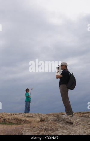 Touristen fotografieren an der griechischen archäologischen Stätten von Agrigent im so genannten Tal der Tempel. Aus einer Serie von Fotos in Sizilien, Stockfoto