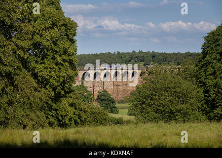 Northern Rail Klasse 155 Sprinter Bahnübergang Crimple tal Viadukt (südlich von Harrogate) mit dem 1654 Leeds - York über Harrogate Stockfoto