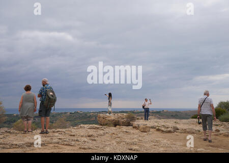 Touristen fotografieren an der griechischen archäologischen Stätten von Agrigent im so genannten Tal der Tempel. Aus einer Serie von Fotos in Sizilien, Stockfoto