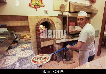 Eine pizza Koch in einem Restaurant in Piazza Armerina. Aus einer Serie von Fotos in Sizilien, Italien. foto Datum: Donnerstag, 5. Oktober 2017. Photo credit Stockfoto