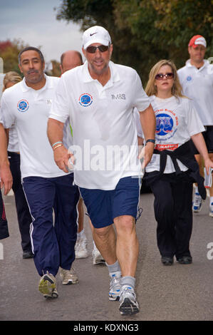 Sir Ian Botham auf seinem Nächstenliebeweg in Stratford-upon-Avon (beefy große britische Weg - gegen Leukämie im Kindesalter) mit seinem Sohn Liam (schwarze Shorts) Stockfoto