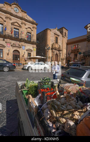 Ein Mann kauft Gemüse aus einem Transporter auf der Straße in Piazza Armerina. Aus einer Serie von Fotos in Sizilien, Italien. foto Datum: Donnerstag, 5. Oktober Stockfoto