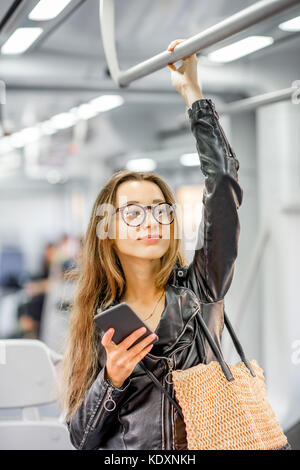 Frau reiten auf dem modernen Zug Stockfoto