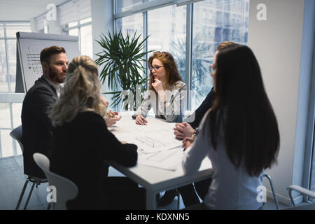 Gruppe von Architekten zusammen, die am Projekt Stockfoto