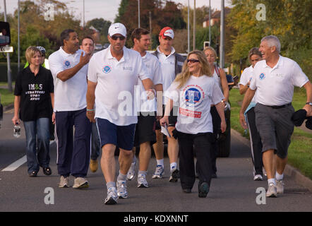 Sir Ian Botham auf seinem Nächstenliebeweg in Stratford-upon-Avon (beefy große britische Weg - gegen Leukämie im Kindesalter) mit seinem Sohn Liam (schwarze Shorts) Stockfoto