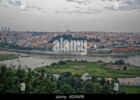 Istanbul, Türkei Skyline vom Pier Loti Hügel Tageslichtsicht mit Wolken am Himmel im Hintergrund Stockfoto