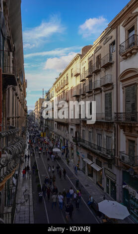 Ein Blick auf die Via Maqueda in Palermo von einem Balkon auf der Quattro Canti Kreuzung genommen. Aus einer Serie von Fotos in Sizilien, Italien. foto Datum: Satu Stockfoto