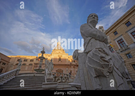 Ein Blick auf die Statuen in der Piazza Pretoria in Palermo. Aus einer Serie von Fotos in Sizilien, Italien. foto Datum: Samstag, 7. Oktober 2017. Foto cre Stockfoto