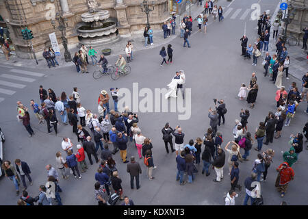 Eine Luftaufnahme einer Braut und Bräutigam am Platz Quattro Canti in Palermo. Aus einer Serie von Fotos in Sizilien, Italien. foto Datum: Samstag, Stockfoto