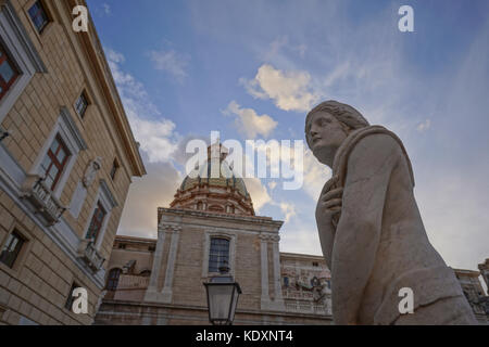 Ein Blick auf die Statuen in der Piazza Pretoria in Palermo. Aus einer Serie von Fotos in Sizilien, Italien. foto Datum: Samstag, 7. Oktober 2017. Foto cre Stockfoto