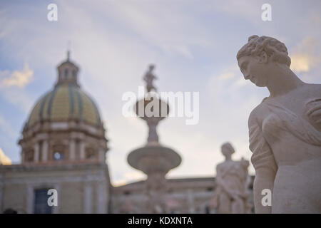 Ein Blick auf die Statuen in der Piazza Pretoria in Palermo. Aus einer Serie von Fotos in Sizilien, Italien. foto Datum: Samstag, 7. Oktober 2017. Foto cre Stockfoto