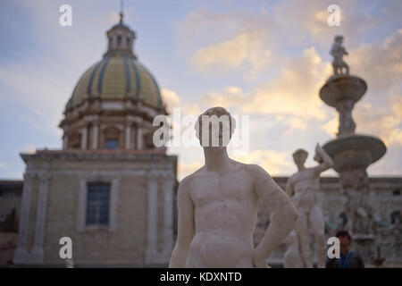 Ein Blick auf die Statuen in der Piazza Pretoria in Palermo. Aus einer Serie von Fotos in Sizilien, Italien. foto Datum: Samstag, 7. Oktober 2017. Foto cre Stockfoto