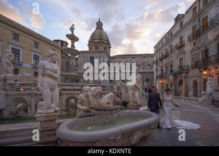 Eine Braut und Bräutigam in der Piazza Pretoria in Palermo. Aus einer Serie von Fotos in Sizilien, Italien. foto Datum: Samstag, 7. Oktober 2017. Foto cre Stockfoto