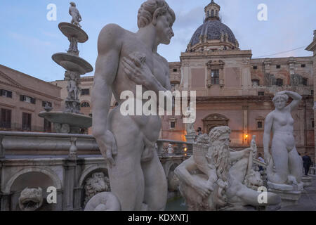 Ein Blick auf die Statuen in der Piazza Pretoria in Palermo. Aus einer Serie von Fotos in Sizilien, Italien. foto Datum: Samstag, 7. Oktober 2017. Foto cre Stockfoto