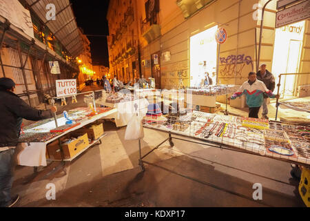 Straßenhändler bewegen ihre Stände Polizei Staatsanwaltschaft auf einer Straße in Palermo zu vermeiden. aus einer Serie von Fotos in Sizilien, Italien. foto Datum: Sund Stockfoto