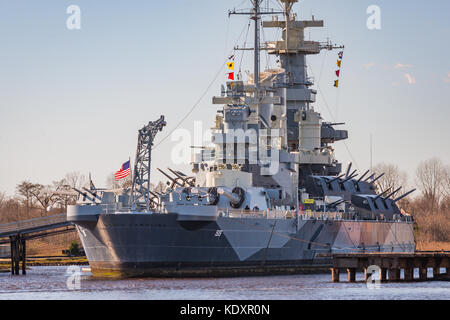 Die USS North Carolina ist von Wilmington NC Riverwalk aus gesehen Stockfoto