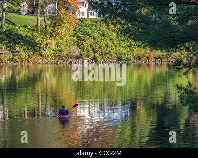 Kajaker auf Echo See nördlich von Tyson, Vermont. Stockfoto