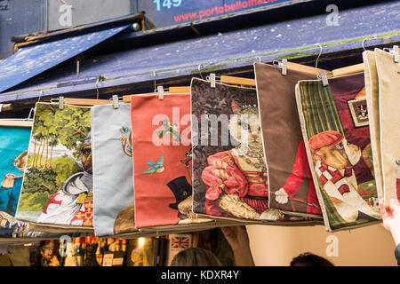 Antike Kissenbezüge in einem Geschäft im Portobello Road Market in Notting Hill, London, England, Großbritannien Stockfoto