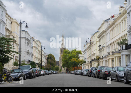 Kensington Park Gardens Strasse mit Kirche das Notting Hill St John's im Hintergrund 2017, London, UK Stockfoto