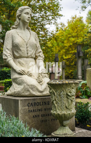 Ungewöhnliche tombstone Statue in der Form einer jungen Frau in Highgate Friedhof Ost im Norden von London im Herbst, London, England, Großbritannien Stockfoto
