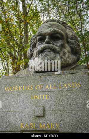 Karl Marx Grab im östlichen Teil von Highgate Friedhof mit einem gigantischen Büste der revolutionären sozialistischen, London, England, Großbritannien Stockfoto