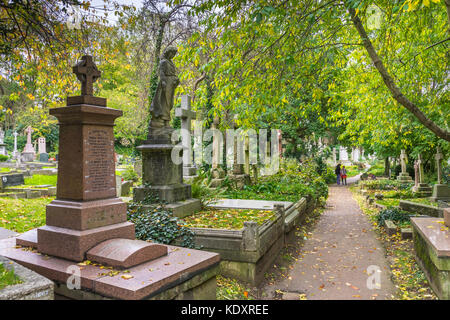 Blick über Highgate Cemetery Osten im Herbst, nördlich von London, Großbritannien Stockfoto