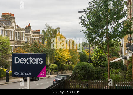 Dexters Immobilienmakler Schild "Zum Verkauf" in Dartmouth Park Hill im Herbst im Norden von London, England, Großbritannien Stockfoto