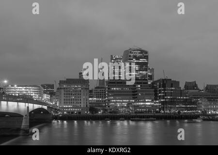 Schwarz und Weiß, der Finanzbezirk Skyline in der City von London 2017, England, Großbritannien Stockfoto