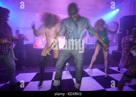 Der Glanz Widerstand bieten Ihren in der disco club Nacht verlor mit dem Haus Eden Burlesque Tänzerinnen im Bush Hall in London. foto Datum: Samstag, o Stockfoto