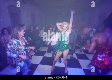 Der Glanz Widerstand bieten Ihren in der disco club Nacht verlor mit dem Haus Eden Burlesque Tänzerinnen im Bush Hall in London. foto Datum: Samstag, o Stockfoto