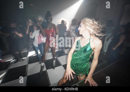 Der Glanz Widerstand bieten Ihren in der disco club Nacht verlor mit dem Haus Eden Burlesque Tänzerinnen im Bush Hall in London. foto Datum: Samstag, o Stockfoto