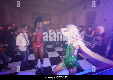 Der Glanz Widerstand bieten Ihren in der disco club Nacht verlor mit dem Haus Eden Burlesque Tänzerinnen im Bush Hall in London. foto Datum: Samstag, o Stockfoto