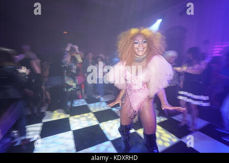 Der Glanz Widerstand bieten Ihren in der disco club Nacht verlor mit dem Haus Eden Burlesque Tänzerinnen im Bush Hall in London. foto Datum: Samstag, o Stockfoto