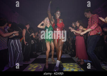 Der Glanz Widerstand bieten Ihren in der disco club Nacht verlor mit dem Haus Eden Burlesque Tänzerinnen im Bush Hall in London. foto Datum: Samstag, o Stockfoto