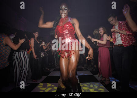 Der Glanz Widerstand bieten Ihren in der disco club Nacht verlor mit dem Haus Eden Burlesque Tänzerinnen im Bush Hall in London. foto Datum: Samstag, o Stockfoto