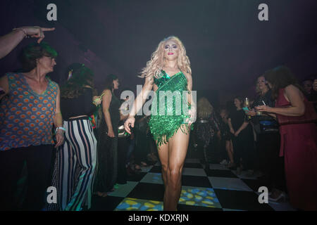 Der Glanz Widerstand bieten Ihren in der disco club Nacht verlor mit dem Haus Eden Burlesque Tänzerinnen im Bush Hall in London. foto Datum: Samstag, o Stockfoto