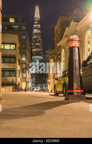 Der Shard bei Nacht beleuchtet von St Mary bei Hill gesehen in der City von London, England, Großbritannien Stockfoto