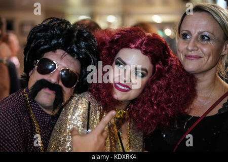 Partygänger im Glanz der Widerstand ist in der disco club Nacht verlor mit dem Haus Eden Burlesque Tänzerinnen im Bush Hall in London. foto Datum: saturd Stockfoto