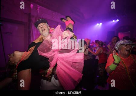 Partygänger im Glanz der Widerstand ist in der disco club Nacht verlor mit dem Haus Eden Burlesque Tänzerinnen im Bush Hall in London. foto Datum: saturd Stockfoto