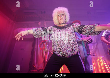 Partygänger im Glanz der Widerstand ist in der disco club Nacht verlor mit dem Haus Eden Burlesque Tänzerinnen im Bush Hall in London. foto Datum: saturd Stockfoto