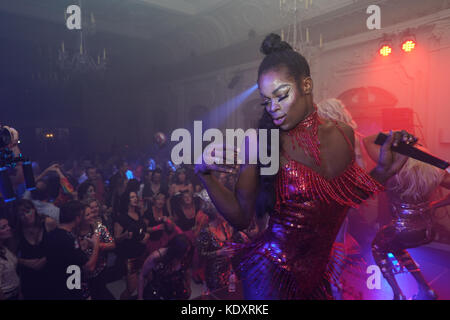 Der Glanz Widerstand bieten Ihren in der disco club Nacht verlor mit dem Haus Eden Burlesque Tänzerinnen im Bush Hall in London. foto Datum: Samstag, o Stockfoto