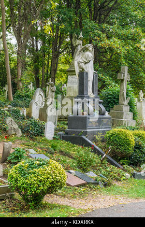 Blick über Highgate Cemetery Osten im Herbst, nördlich von London, Großbritannien Stockfoto