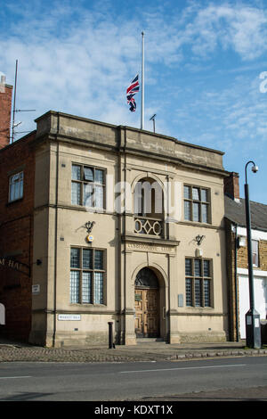 Konservativer Club in Rothwell Northamptonshire britische Flagge Halbmast Masten bogenförmige Vordertür Balkon alten Stil Steinhaus Licht Lampe Holz Eiche Tür Stockfoto