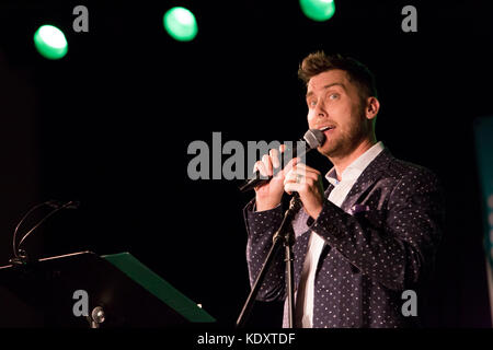 Lance Bass führt standup Stockfoto