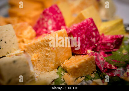 Nahaufnahme eines cheesboard bei einer Hochzeit Buffet mit einer Auswahl an Käse, einschließlich chedder, rot Windsor und Camembert Stockfoto